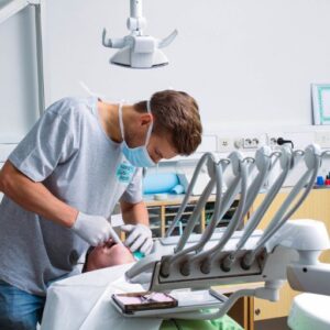 Tule hammastarkastukseen! Meidän hammaslääkärimme ovat helläkätisiä ja kuuntelevat asiakasta.